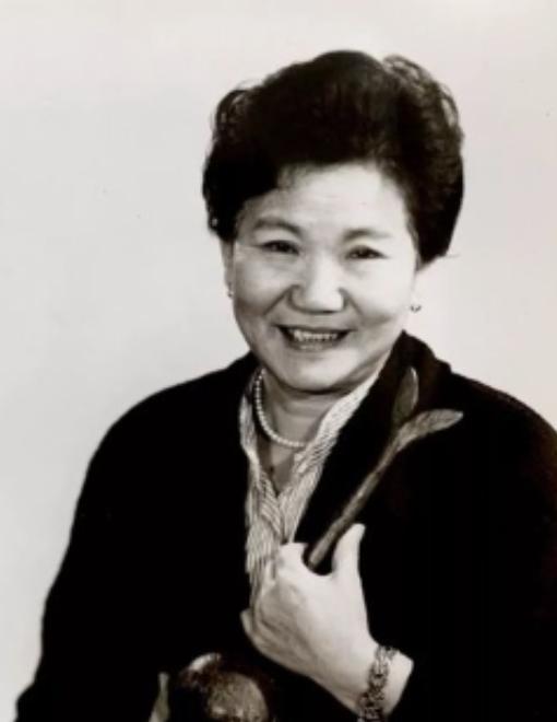 2000年的一天，已经进入生命最后阶段的赵丽蓉在家人的帮助下穿好寿衣，又亲笔立好