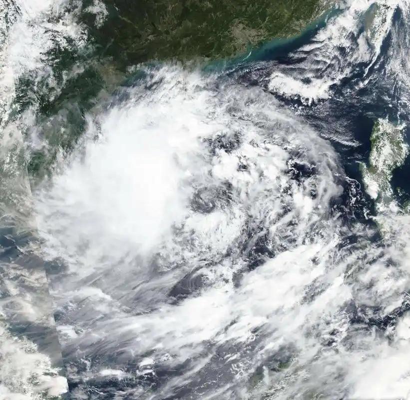 一个台风从太平洋正中间出发，移动6000公里影响我国，途中还吞并了另一个台风“金