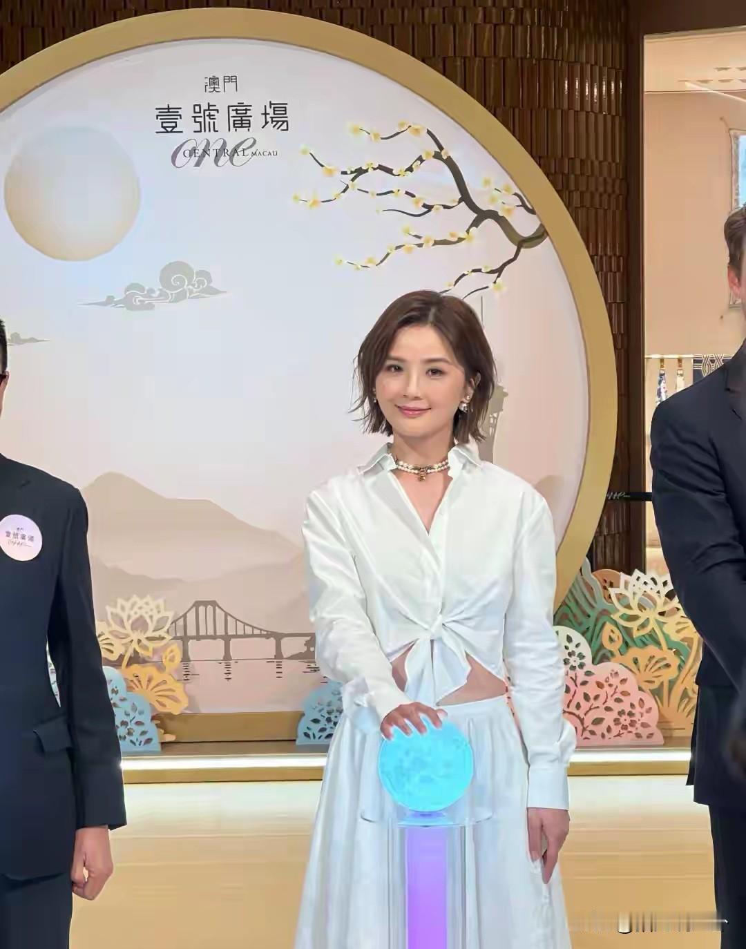 43岁蔡卓妍辟谣怀孕传闻，上次是穿娃娃裙的原因，不是真的怀孕了。蔡卓妍以前冻