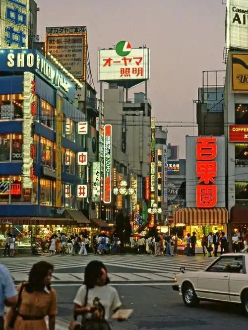 1945年日本刚刚战败，整个国家的状况用“崩溃”来形容不算过分。东京本来有七百万