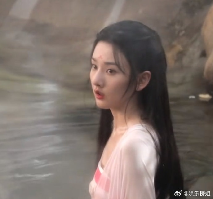 宋祖儿段半夏出水芙蓉宋祖儿这宣传还挺猛，看来周宴西写那么多小作文也没用啊[吃瓜