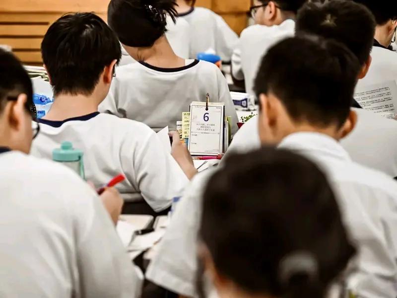 中考报名一个现象，就是只要分数够普高，哪怕是最差的普高，也不考虑去上职高。很多人