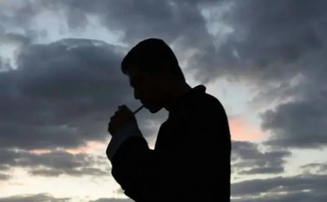 男人偶尔喝酒我能接受，但是男人大烟鬼我很讨厌，发黄发黑的牙齿，口腔永远洗不干净的
