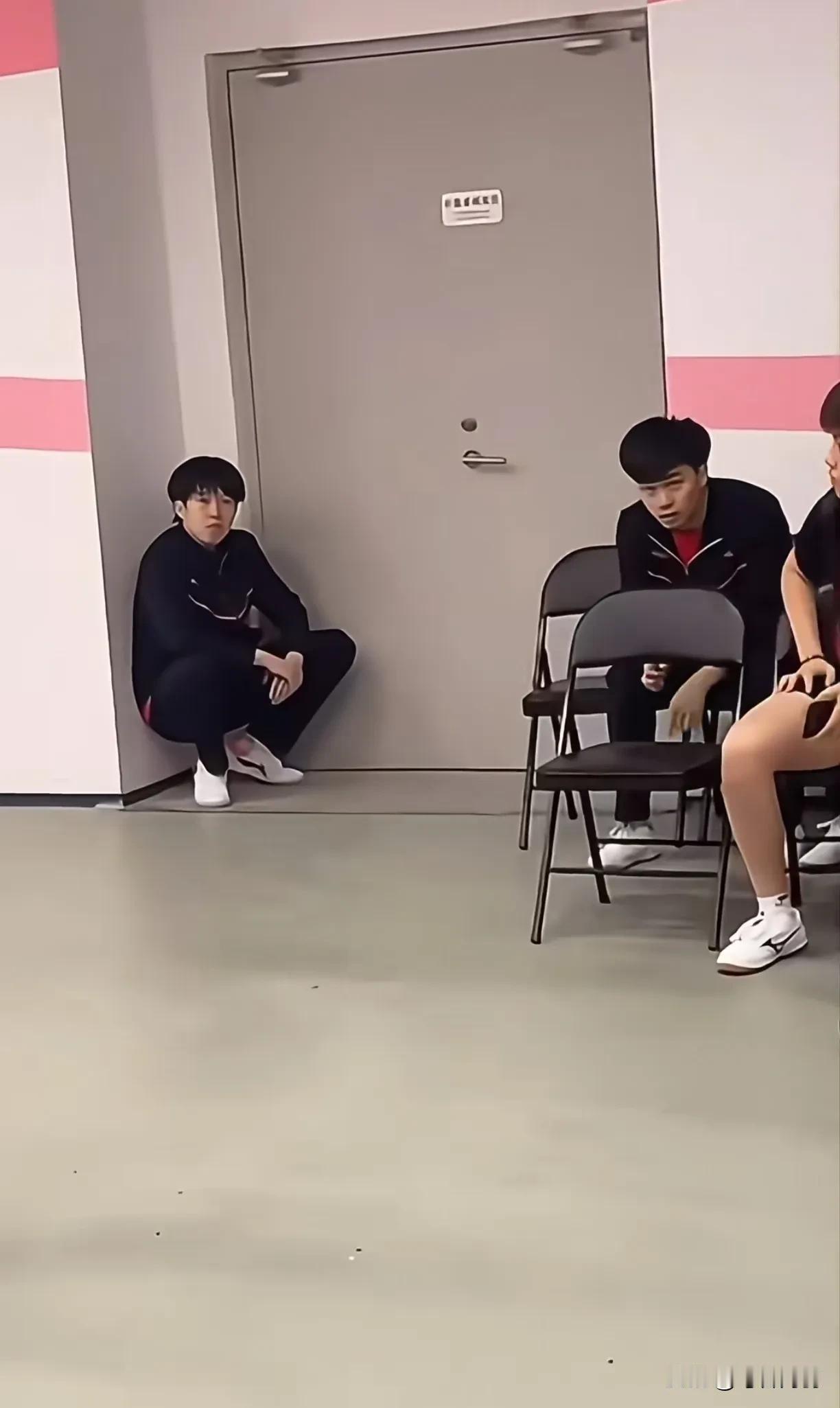 小莎只是去宣个誓而已，不是不要你了[捂脸哭]莎莎在宣言，他们运动员在等待入场，她