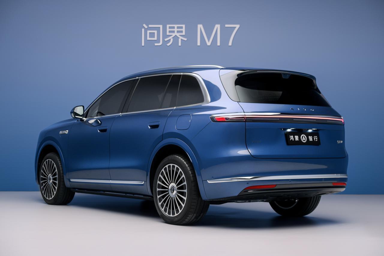 全新问界M7后排娱乐屏火了，长途出行终于不费妈全新问界M7首搭的17.3英寸后