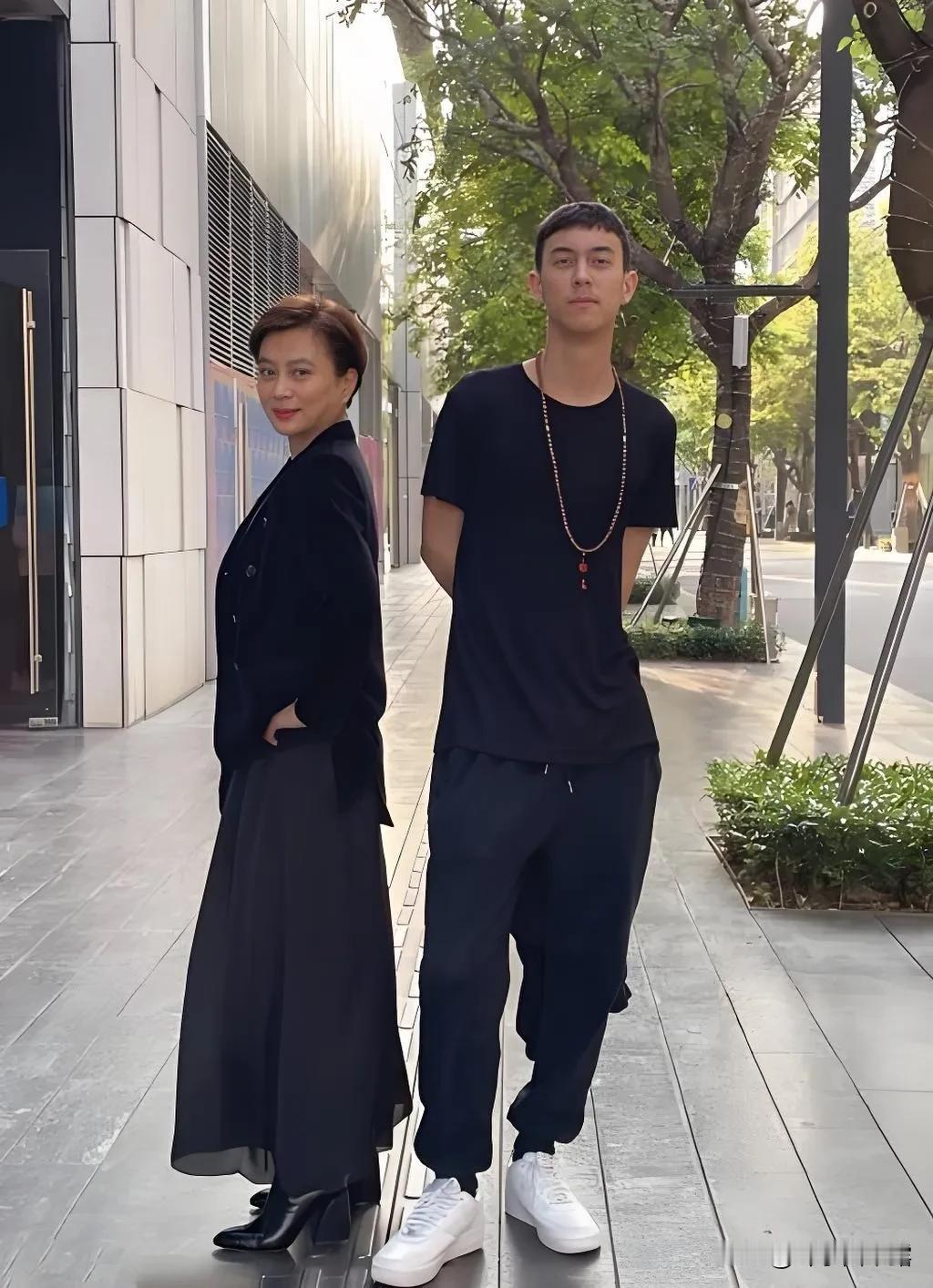 这是李玲玉母子在街头的合影，右侧是她的混血儿子，长相俊雅气概不凡，颜值比明星还高