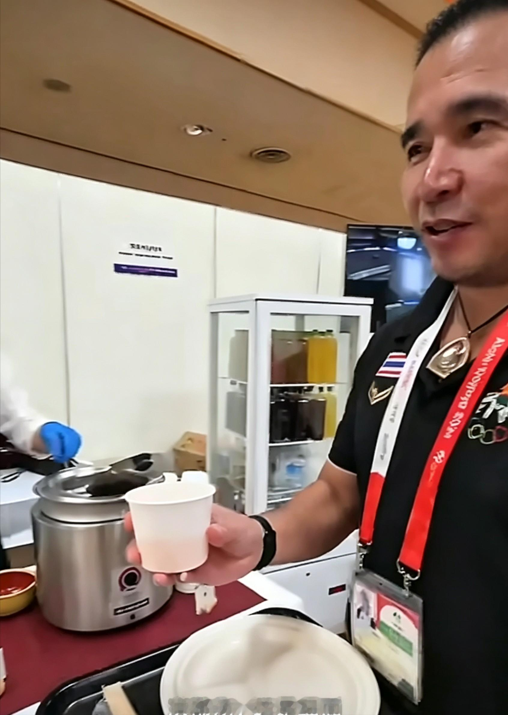 看到泰国主帅吐槽名古屋的伙食后，终于明白了王励勤的良苦用心，大概是预感到国乒会水土不服，所以提前准备