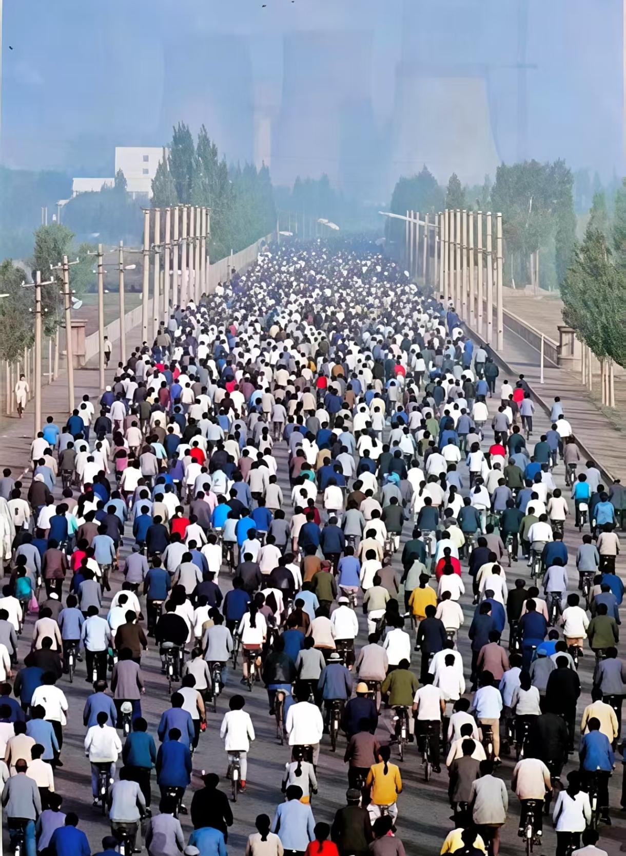自行车洪流！那时候人们的头发又黑又密，七八十年代的壮丽一景。记得上世纪八十年代前