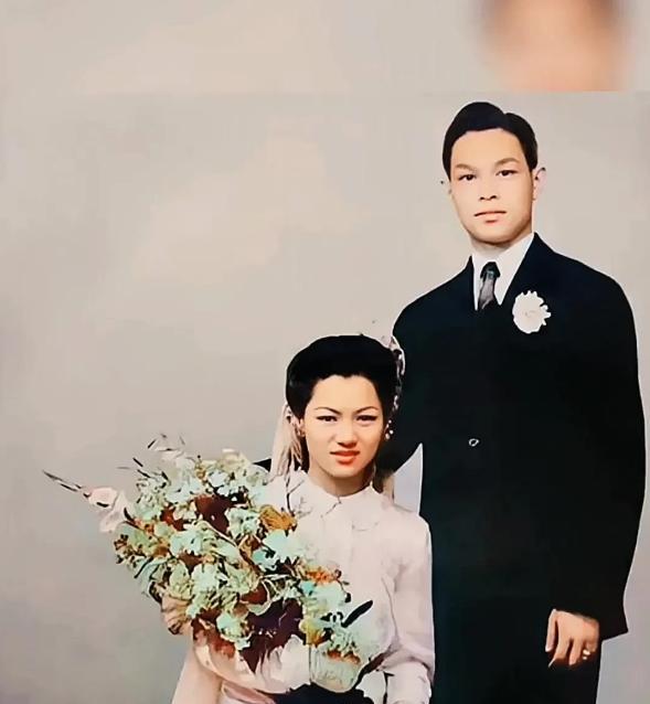 霍英东原配吕燕妮结婚照曝光，端庄秀丽。她早年陪伴丈夫创业，育有三儿三女，持家