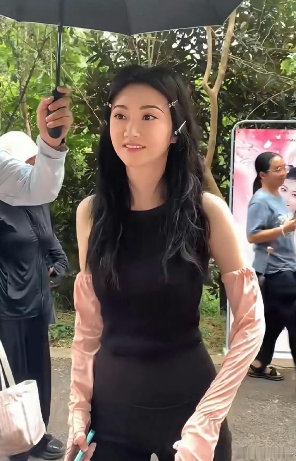 37岁景甜拍戏被偶遇！皮肤白皙透亮，脸蛋圆圆超显嫩，弯弯的眉毛更添灵动，这状态也