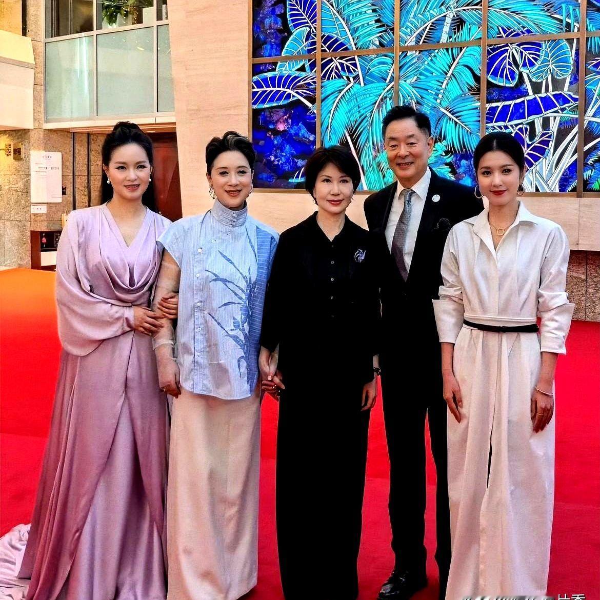 雷佳和李云霄一左一右，竟然只能给中间这位穿蓝衣白裙的女人作配。照片里，雷佳扎着马尾，李云霄温婉，两人
