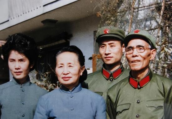 1987年韦杰病逝，妻子主动将他名下豪车交还成都军区，军区很为难的回答道：这个档