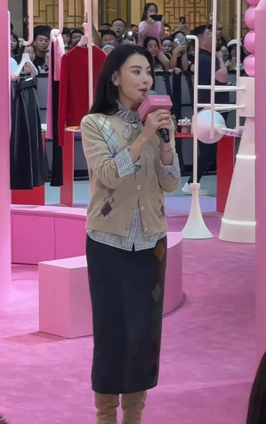 张柏芝现身重庆万象出席活动，生图比精修图更自然漂亮。她长发披肩，身材纤瘦，黑发