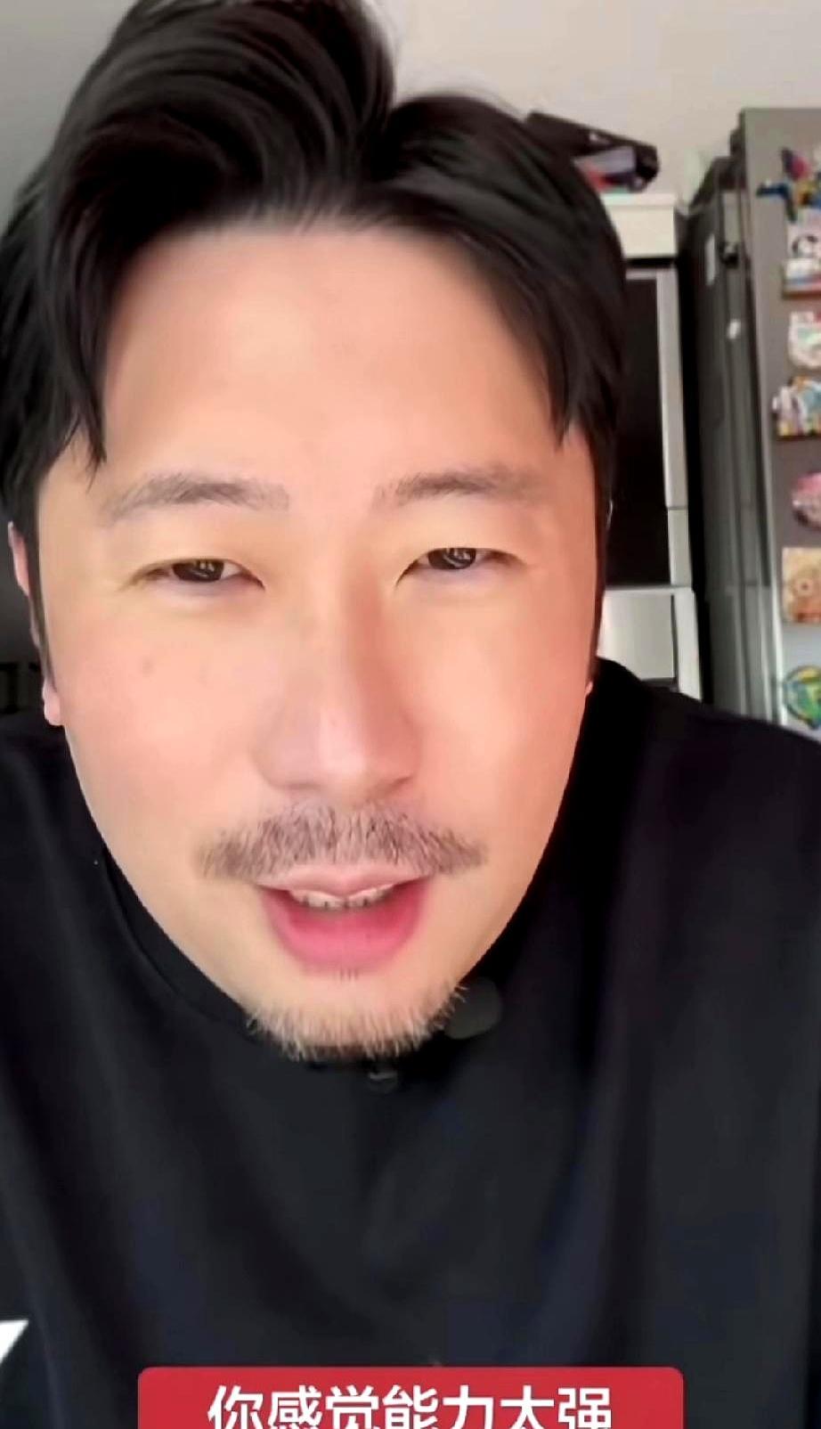 王曼昱3-4输削球手韩莹她手臂贴满肌贴，决胜局正手全歪。削球像磨盘，