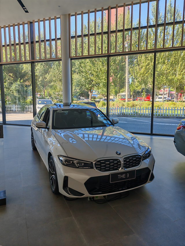 宝马330Li购车试驾体验作为曾经的豪华品牌b级车运动标杆，都是年轻人绕不过一