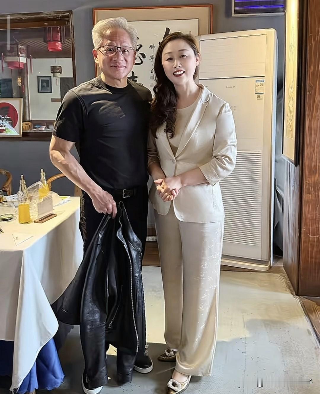 庆云楼的女老板太精了，不仅把黄仁勋“忽悠”进店就餐，还一起合影！当时黄仁勋来到