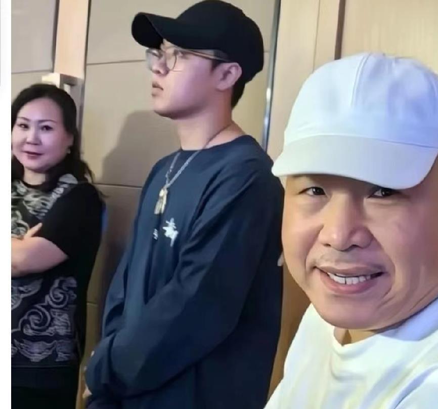 新歌发了，亲爹亲妈全来撑场子，结果评论区直接翻车，满屏都是拿他跟哥哥比，说嗓子不