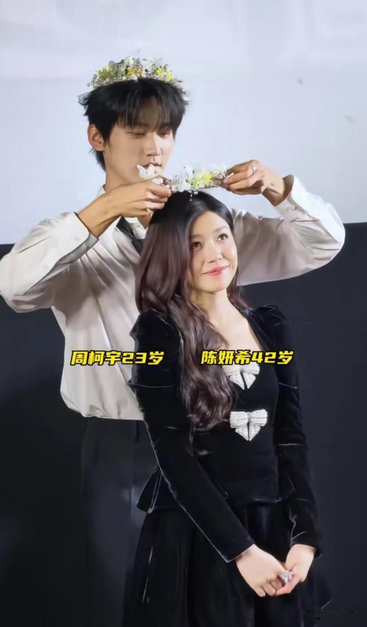 陈晓和陈妍希离婚后，两人的状态相差好大。陈妍希更加热爱社交，看演唱会看戏剧很