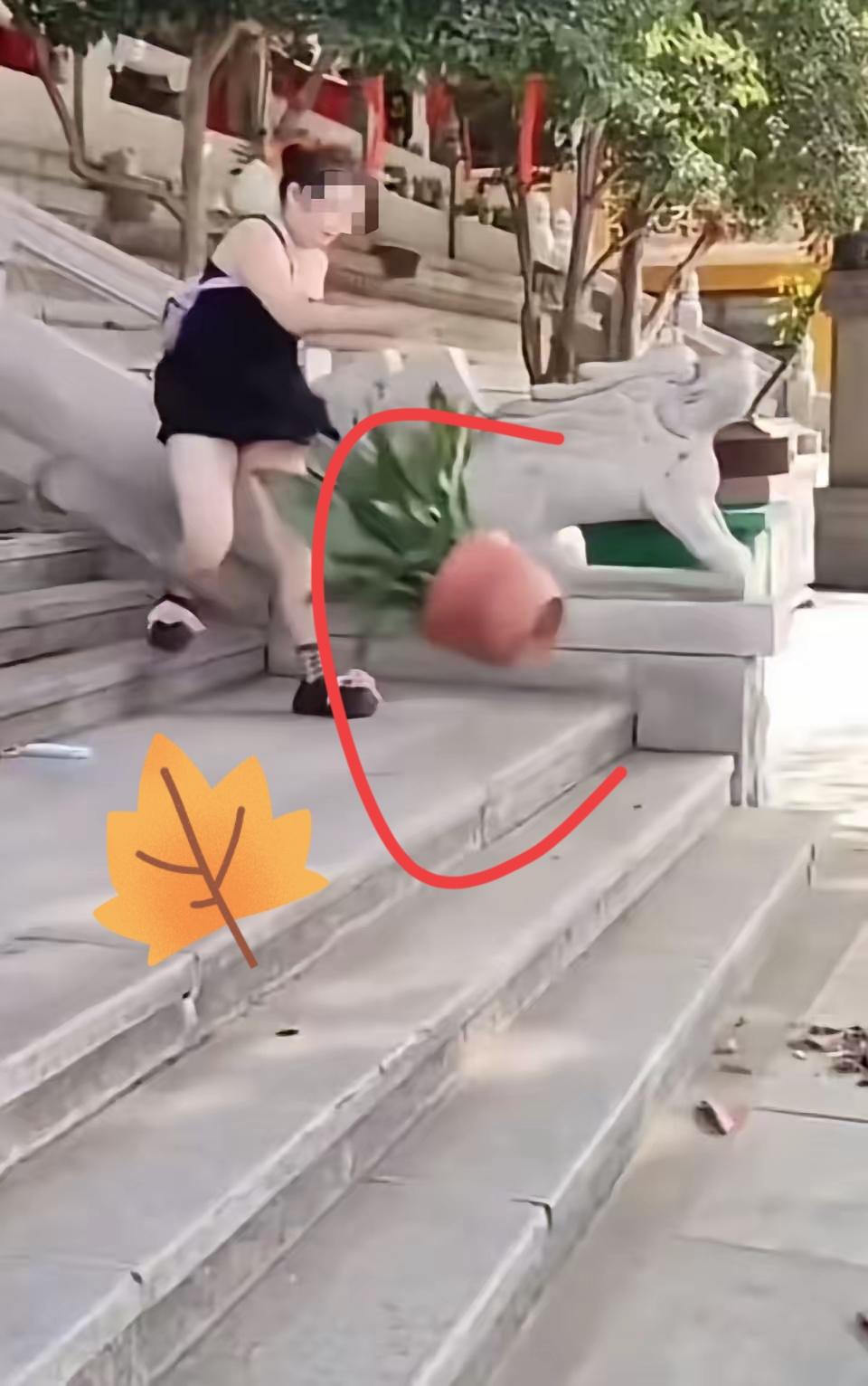 短裙闯寺闹剧：当“祈福自由”撞上“场所规矩”超短裙配高跟鞋的“时尚小仙女”
