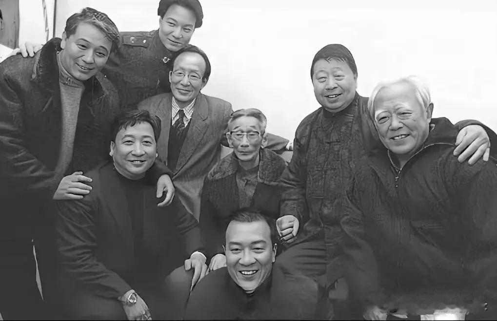 马志明，牟洋，姜昆，常宝华，马三立，戴志诚，马季，苏文茂！在马老家里拍的。