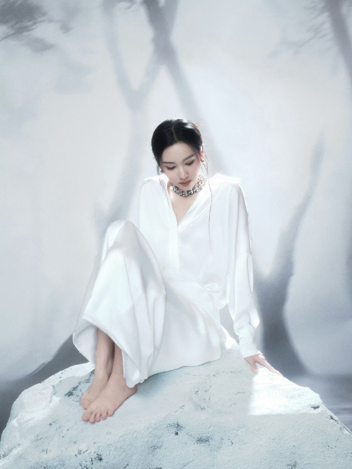 陈都灵缎面白裙陈都灵纯白缎面裙哇趣！陈都灵出图啦！这个纯白缎面裙美的好高级啊！