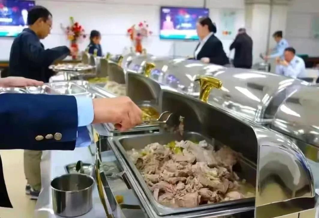 机关食堂照片引纷争，世上哪里有绝对的公平，美好生活不是躺平来的！机关食堂的伙食