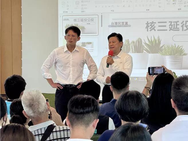 大罢免进入最后关键时刻，民众党主席黄国昌今天到花莲强调民众党立场很清楚，反对民进