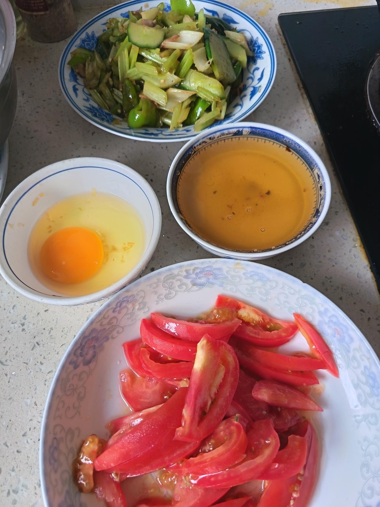 一个人吃饭就是这么简单，方便。今天天气很凉爽，我也不愿意出去，在家里写写小作