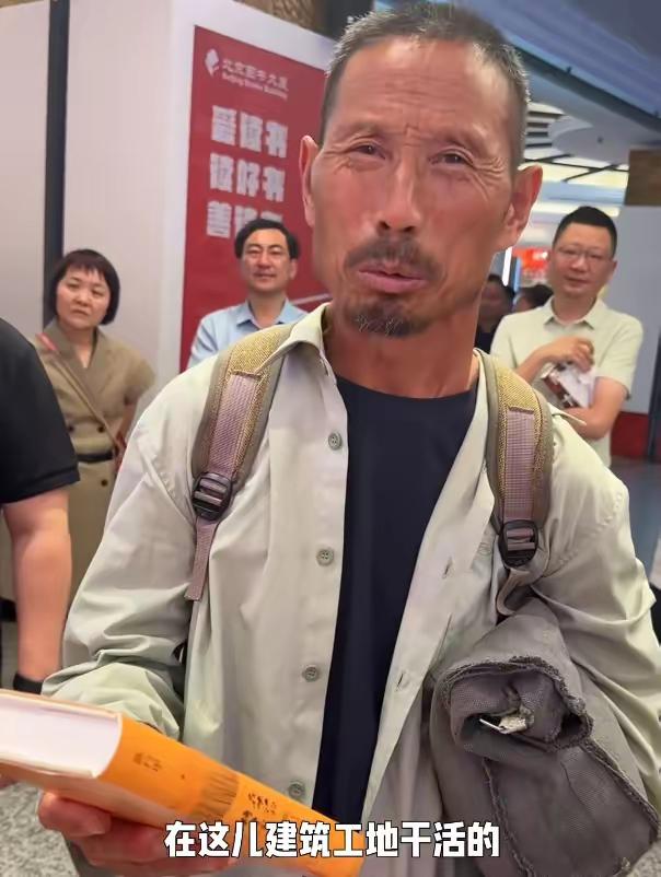 陈行甲新书分享会上的工地大叔，看得我流泪了。我流泪的点不是陈行甲在签书会上的举