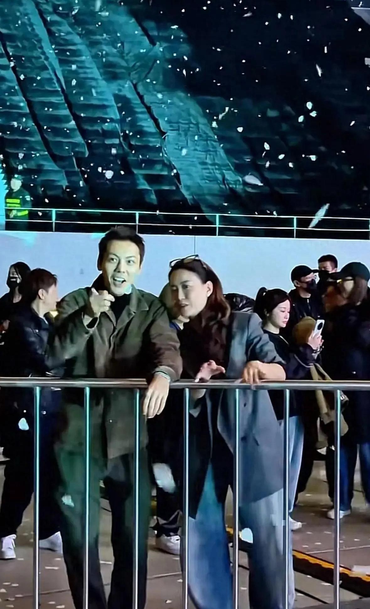 陈伟霆现身谢霆锋演唱会，高清侧颜照曝光，当爸后的他依旧帅气，霍汶希一旁眼神亮了