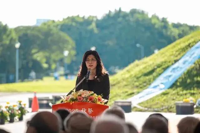 在这个充满政治角力的时代，每一次公开发声都像是在刀尖上跳舞。郑丽文的那一幕，本是