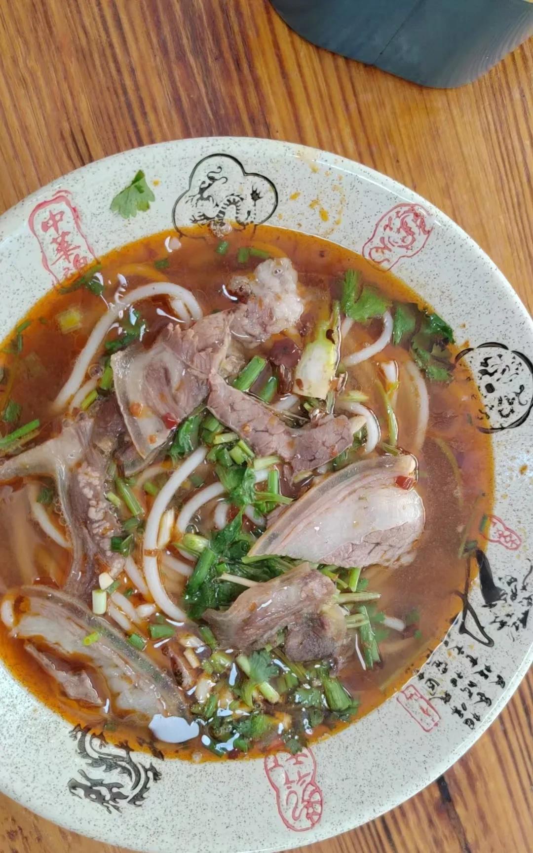 贵州的粉是真的好吃。最近来贵州旅游了，网红酸汤牛肉吃了，说实话不能说难吃，但是