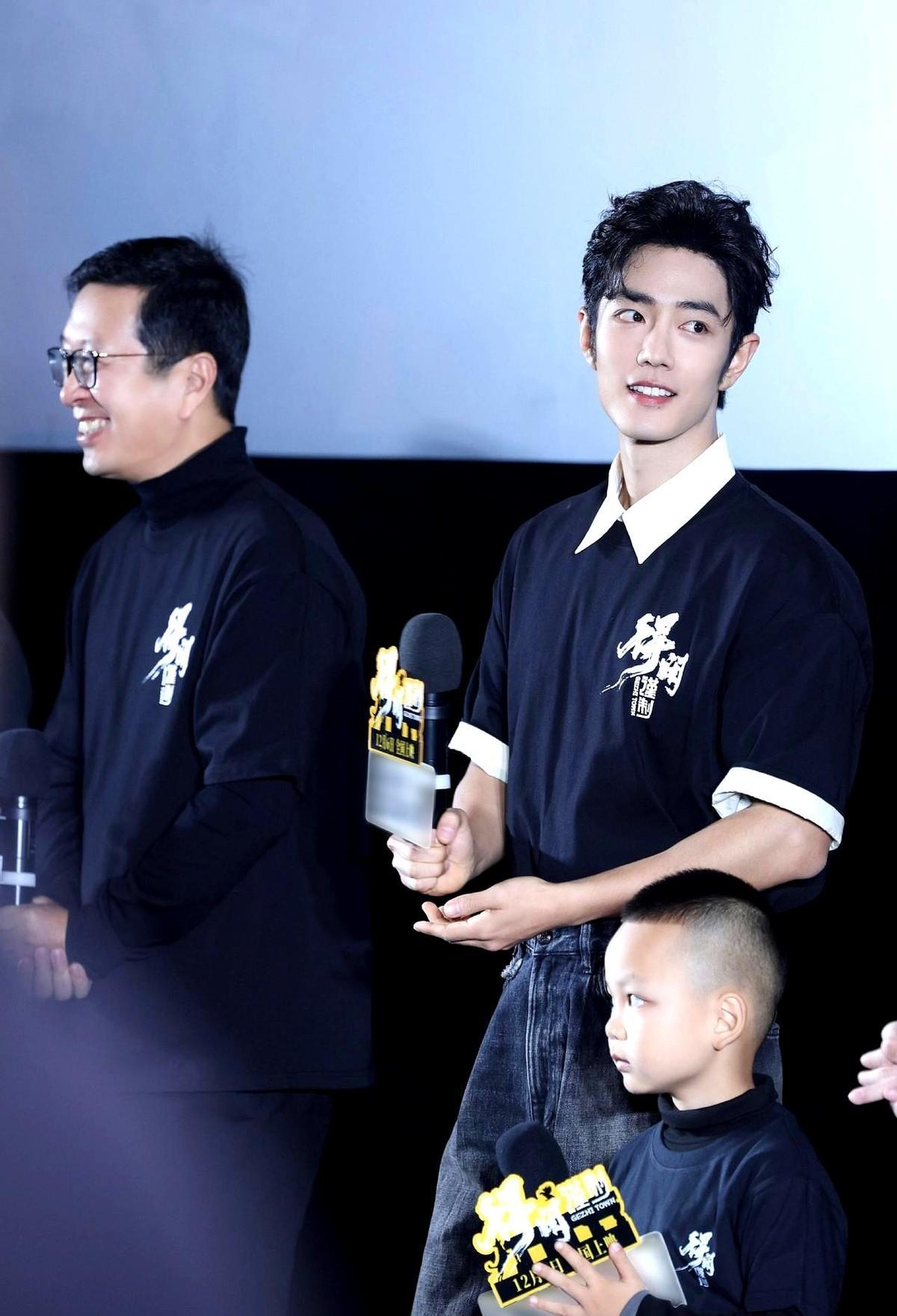 那个周末，经理往群里甩了张新排片表。资本强推的科幻大片，排片硬是被砍到角落。