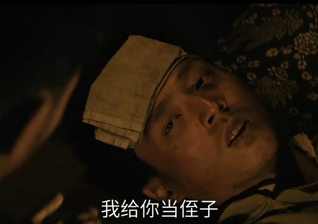 《归队》第30集预告：田小贵还是牺牲了。他躺在床上嘴唇发黑，气若游丝地问鲁长山：