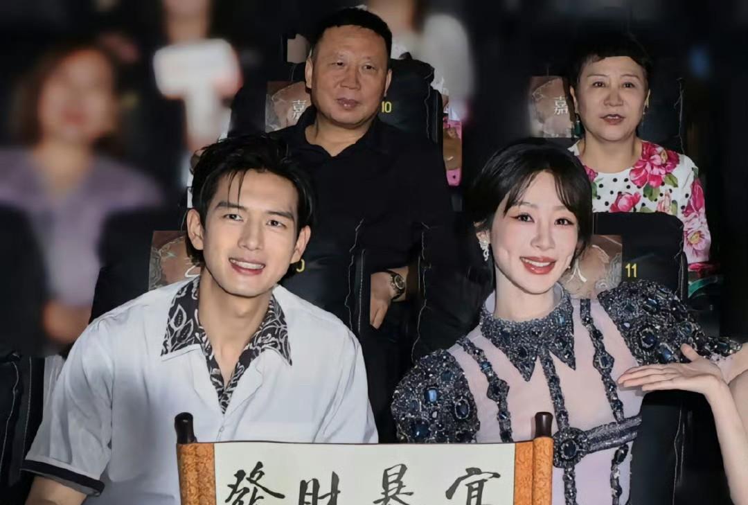 杨紫和李现看着锦绣芳华好像没爆但实际上剧的红利杨紫和李现该吃的都吃到了，商务