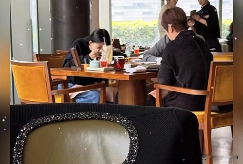 有粉丝在粤菜馆偶遇汪小菲带小玥儿马筱梅和妈妈吃粤菜，小玥儿很文静坐在筱梅妈妈对面