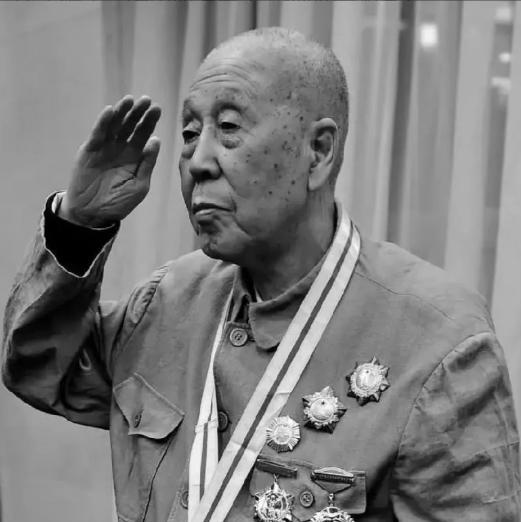 1943年，八路军营长受了重伤，治了1年，动了7次手术都没好，上级决定送他去延安
