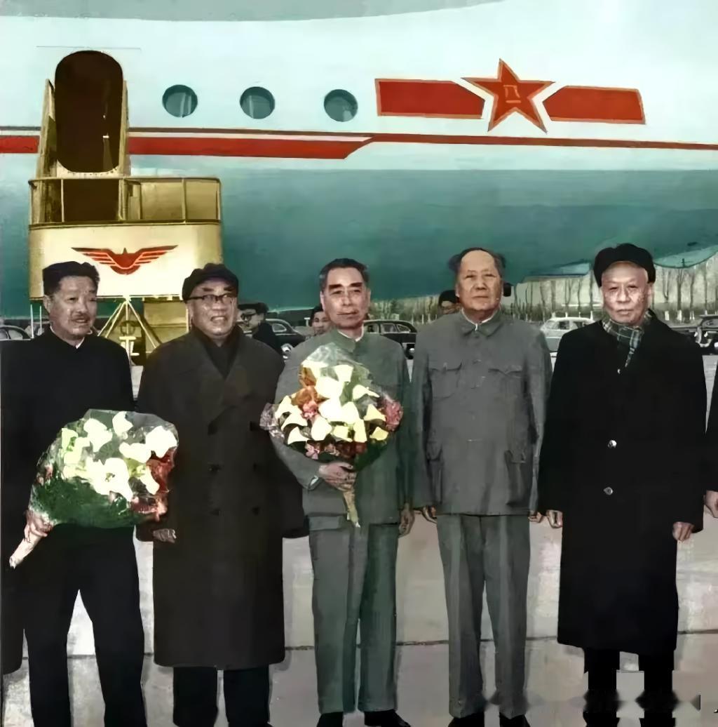 周总理、贺龙访苏回京，三大伟人赴机场迎接这张珍贵的历史照片拍摄于1964年1