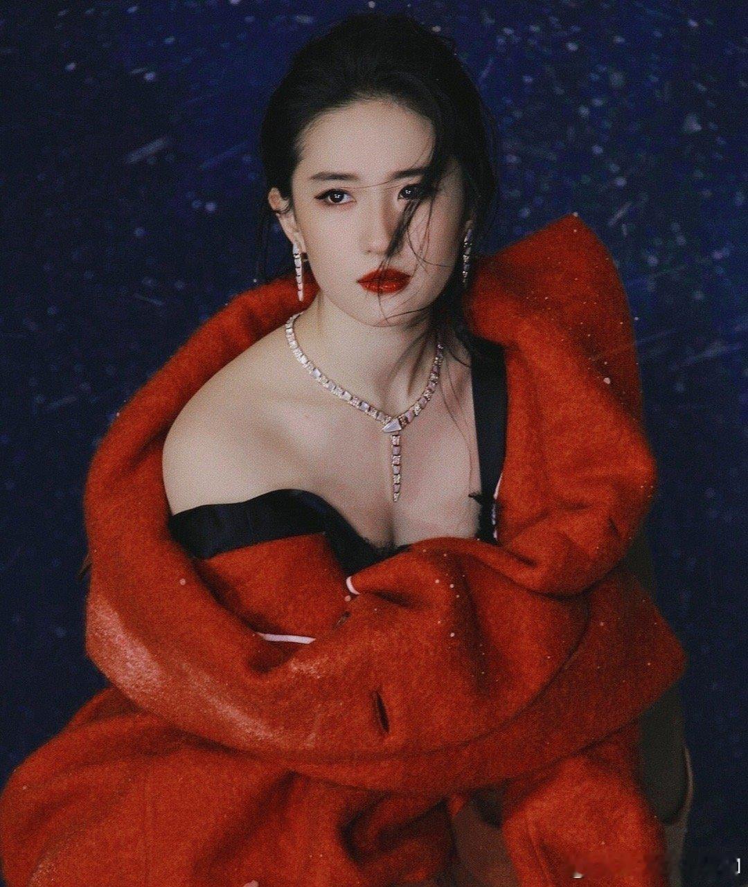 刘亦菲带小狗出门目脉如媚，唇炽如丹