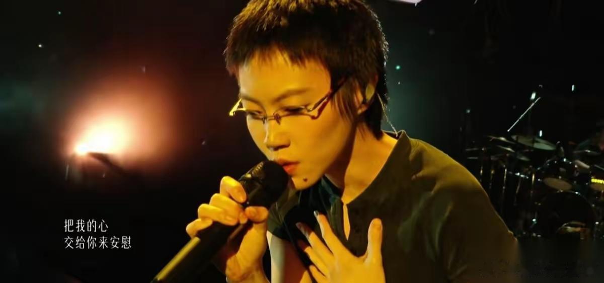 小时候李嫣明明没有窦靖童好看，为什么长大了李嫣要漂亮那么多？前几天，李嫣参加嫣
