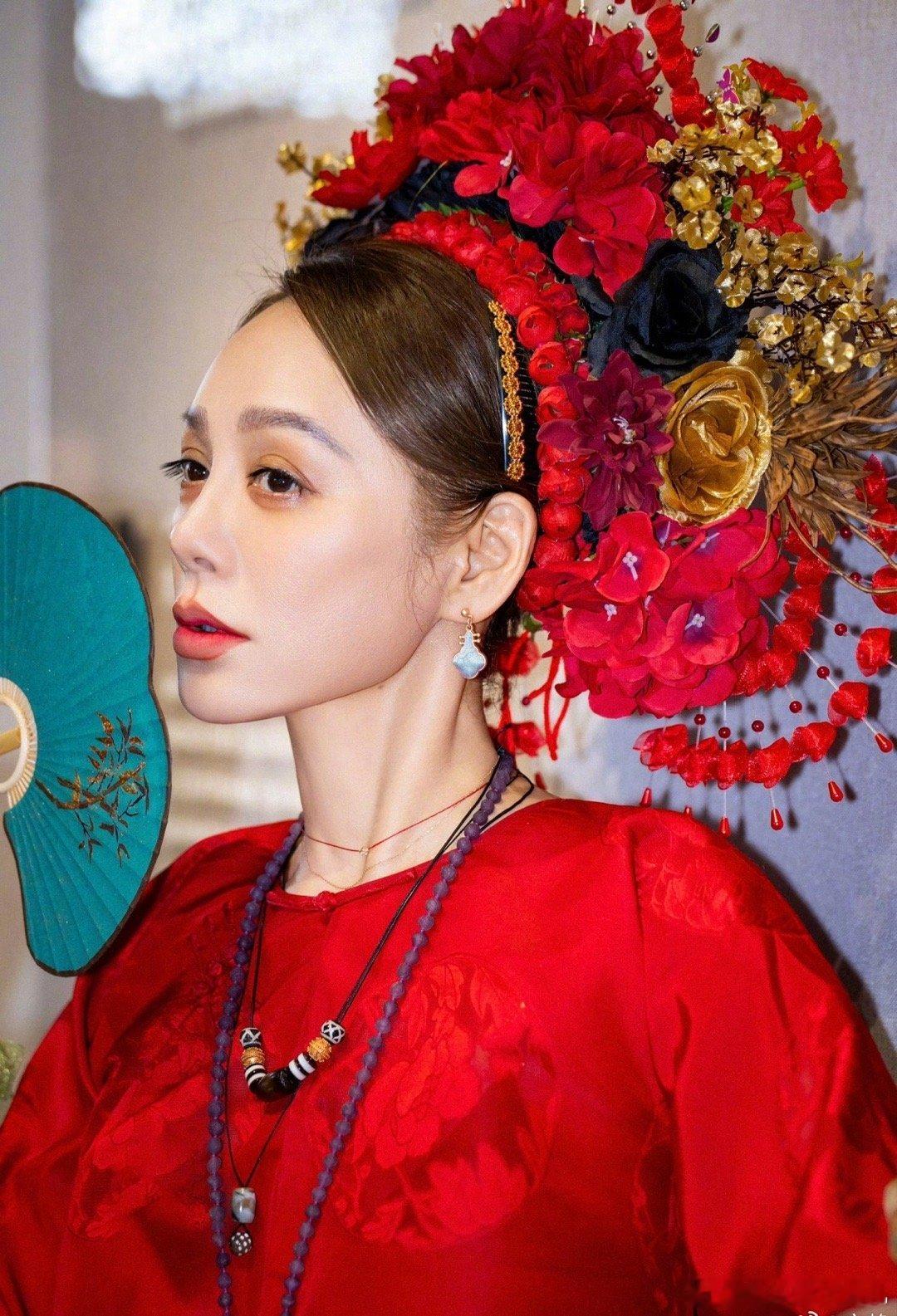 宁静上一次簪花还是穆桂英一路繁花2宁静在节目中体验簪花民俗，一袭红衣搭配繁花头