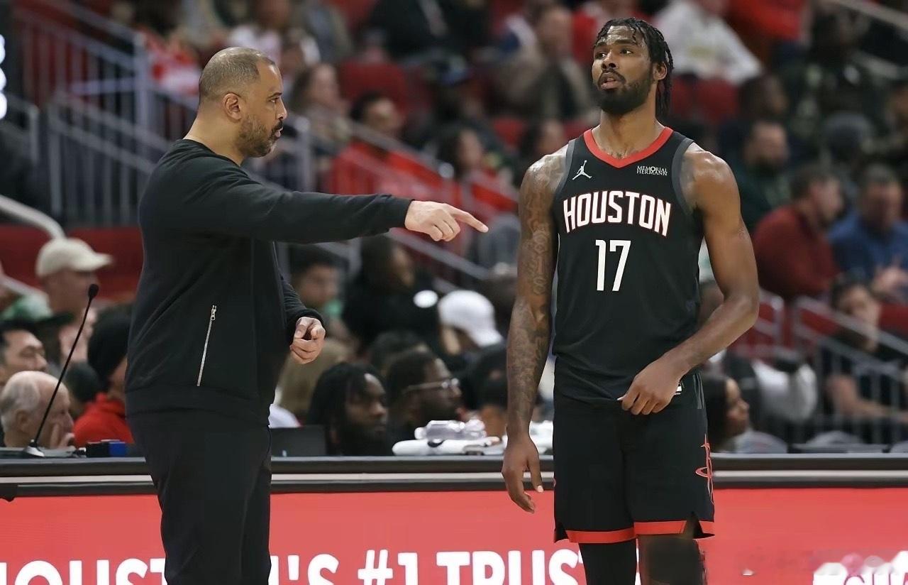 乌度卡，这是要把火箭队“坑”惨啊！最后关头让伊森在场上，这操作让人看不懂。该用卡