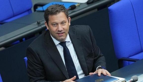 德国财长拜尔说了两句狠话，第一句是“我们不要中国垃圾！”第二句是：“德国决不当傻