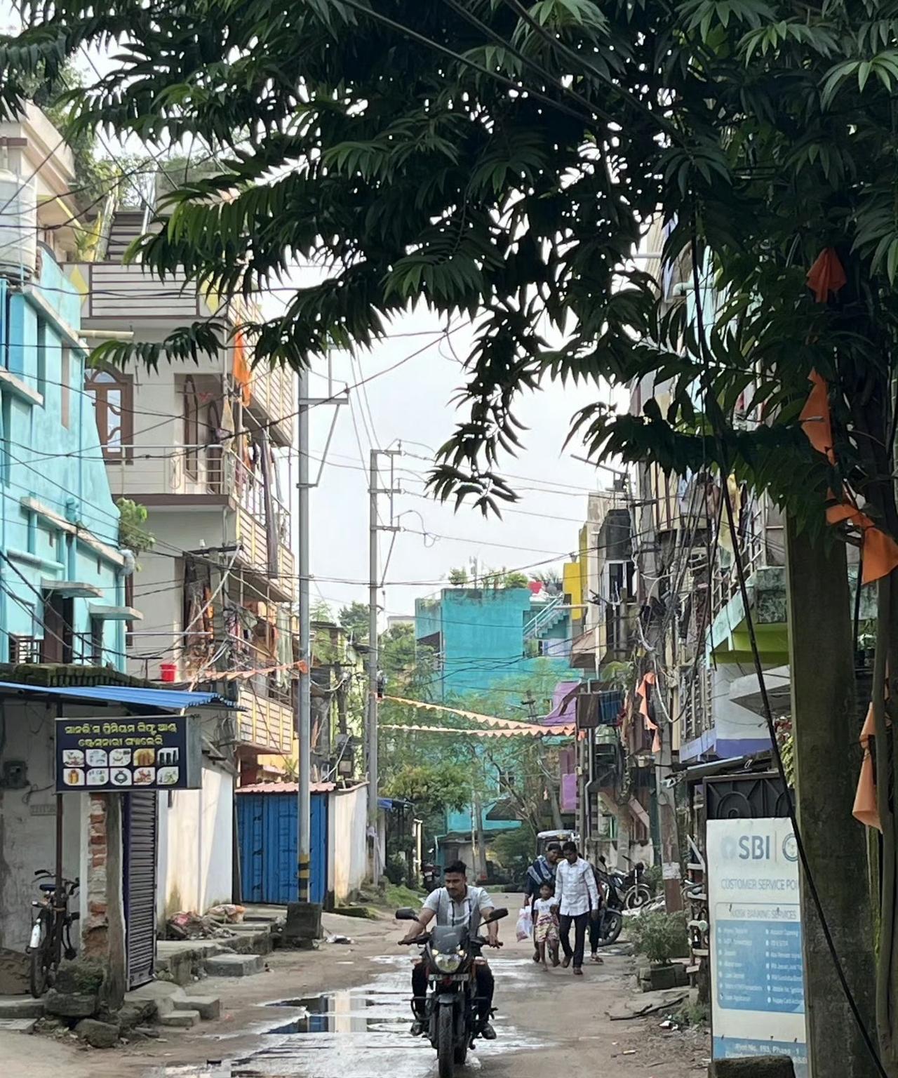 据路透，在印度，这条是摄影记者前往亚锦团体赛场馆的必经之路。想不明白如此脏乱差