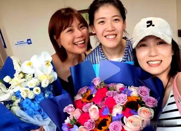 姐妹情深！妹妹李盈莹在天津动手术，中国女排队长龚翔宇、倪非凡、王梦洁三人，在