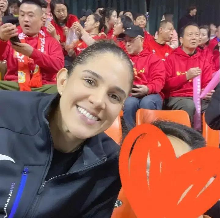 别慌，娜塔莉娅没上，天津队反而撕开了王宝泉的最后一张底牌。看台上那个身影让