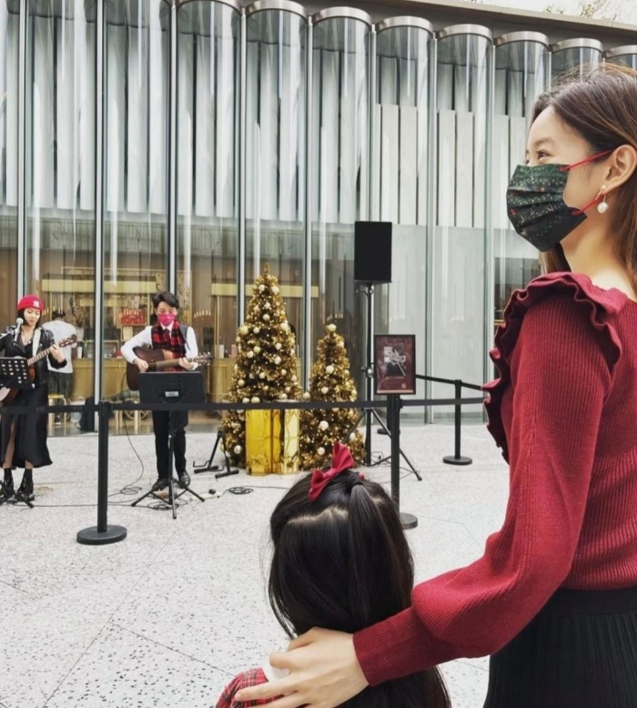 章泽天近期带着女儿现身伦敦音乐节，画面里8岁的小姑娘身着格子裙，长发披肩的模样格