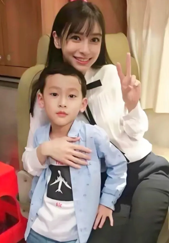 黄晓明看见小海绵照片流传要气晕，以前给孩子保护的严严实实的。😡最近，A