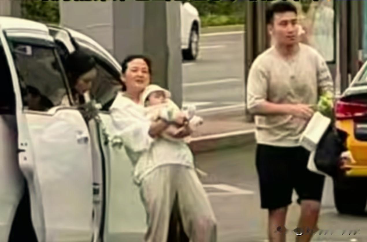 牛牛和冬妍是有孩子了？网友拍到牛牛拿着小包，后面跟着个抱孩子的大姐，冬妍走在