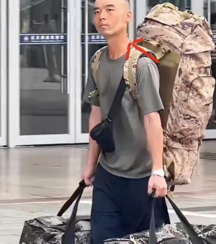 这两名指战员火了！九三阅兵后，指战员们撤场被拍下的画面，这两名指战员被晒的变成